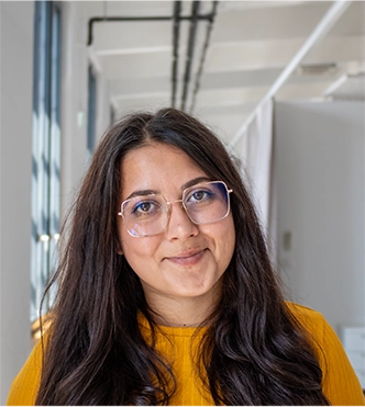 headshot of Melanie (Portrait photo)