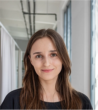 headshot of Melanie (Portrait photo)