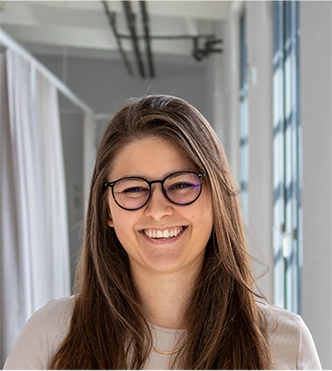 headshot of Tina (Portrait photo)